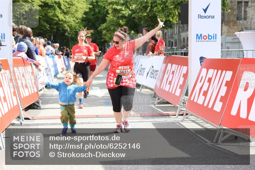 08.06.2024 - REWE Women's Run Strokosch-Dieckow http://msf.ph/oto/6252146 09.06.2024 11:06:41 Ziel 5138, 5373, 5528, 5611 meine-sportfotos.de