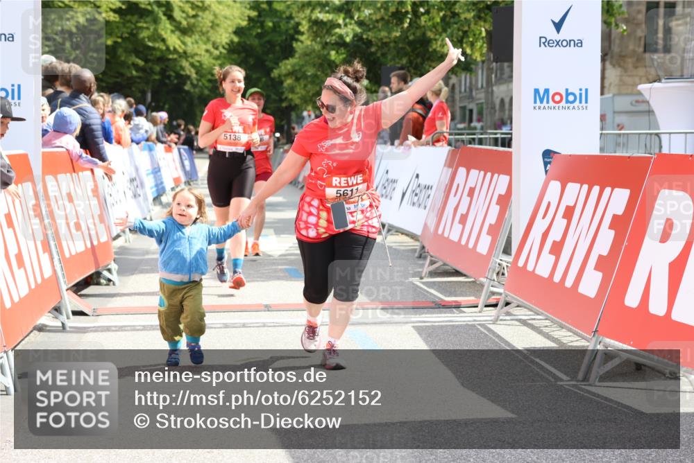 08.06.2024 - REWE Women's Run Strokosch-Dieckow http://msf.ph/oto/6252152 09.06.2024 11:06:41 Ziel 5138, 5373, 5528, 5611 meine-sportfotos.de