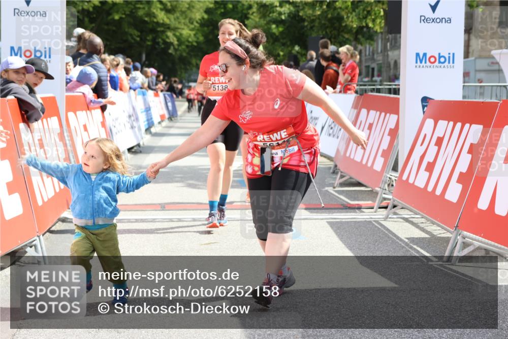 08.06.2024 - REWE Women's Run Strokosch-Dieckow http://msf.ph/oto/6252158 09.06.2024 11:06:42 Ziel 5138, 5373, 5528, 5611 meine-sportfotos.de