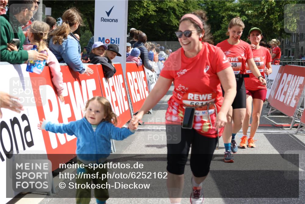 08.06.2024 - REWE Women's Run Strokosch-Dieckow http://msf.ph/oto/6252162 09.06.2024 11:06:44 Ziel 5138, 5318, 5528, 5611 meine-sportfotos.de
