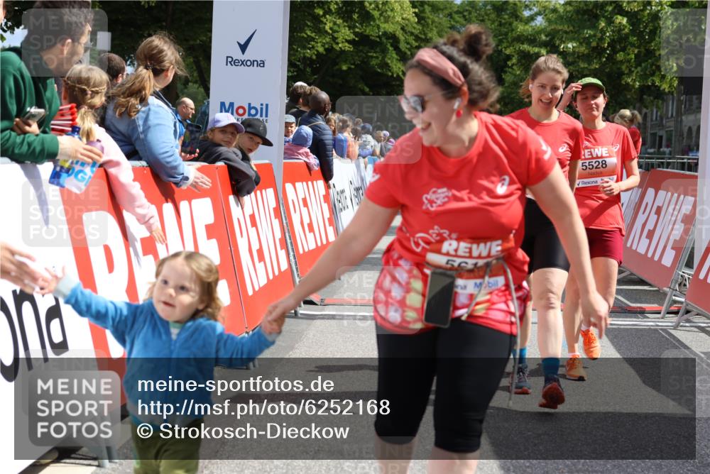 08.06.2024 - REWE Women's Run Strokosch-Dieckow http://msf.ph/oto/6252168 09.06.2024 11:06:44 Ziel 5138, 5318, 5528, 5611 meine-sportfotos.de