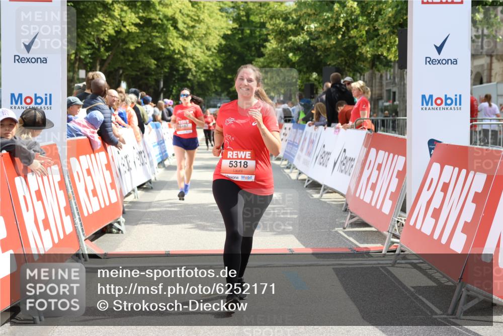 08.06.2024 - REWE Women's Run Strokosch-Dieckow http://msf.ph/oto/6252171 09.06.2024 11:06:51 Ziel 5318, 5487 meine-sportfotos.de