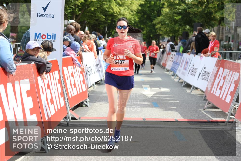 08.06.2024 - REWE Women's Run Strokosch-Dieckow http://msf.ph/oto/6252187 09.06.2024 11:06:54 Ziel 5190, 5318, 5487 meine-sportfotos.de