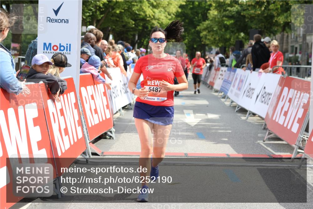 08.06.2024 - REWE Women's Run Strokosch-Dieckow http://msf.ph/oto/6252190 09.06.2024 11:06:55 Ziel 5074, 5190, 5318, 5487, 5618 meine-sportfotos.de