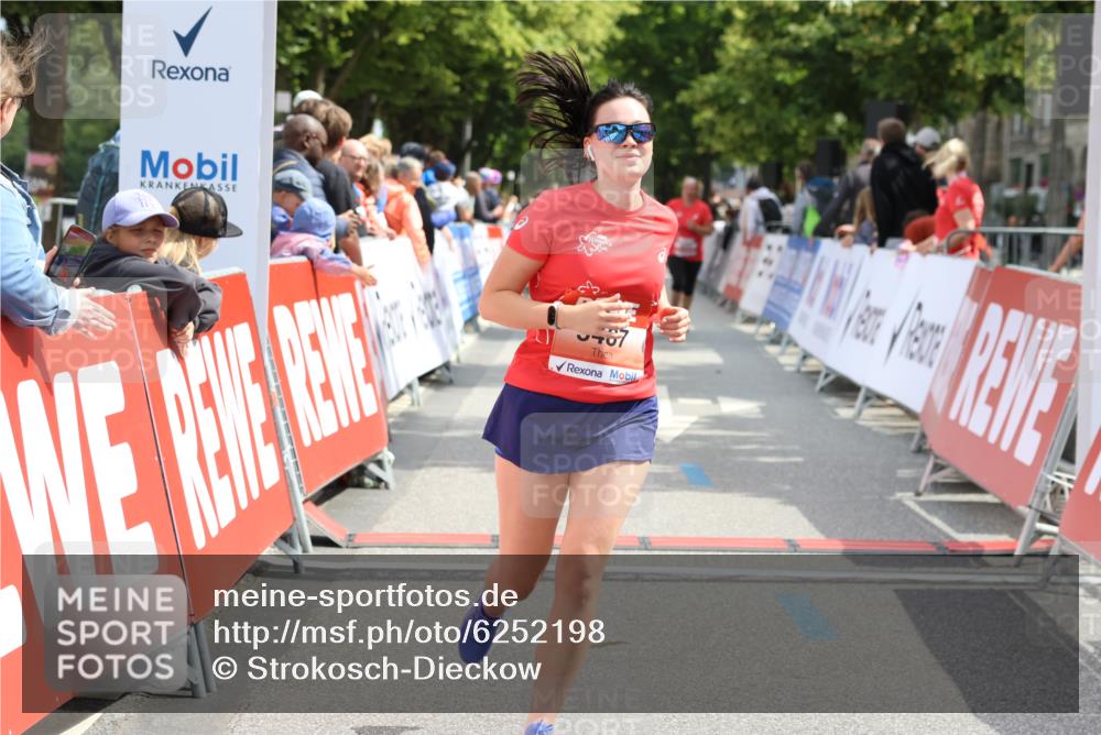 08.06.2024 - REWE Women's Run Strokosch-Dieckow http://msf.ph/oto/6252198 09.06.2024 11:06:55 Ziel 5074, 5190, 5318, 5487, 5618 meine-sportfotos.de