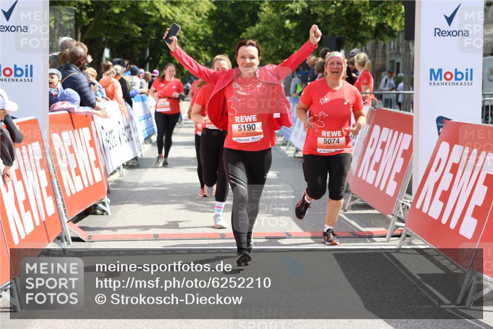 08.06.2024 - REWE Women's Run Strokosch-Dieckow http://msf.ph/oto/6252210 09.06.2024 11:07:02 Ziel 5074, 5091, 5190, 5324, 5444, 5445, 5618 meine-sportfotos.de