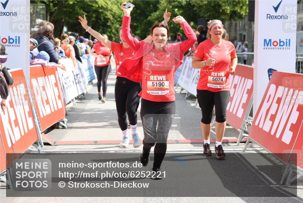 08.06.2024 - REWE Women's Run Strokosch-Dieckow http://msf.ph/oto/6252221 09.06.2024 11:07:03 Ziel 5074, 5091, 5190, 5324, 5444, 5445, 5618 meine-sportfotos.de