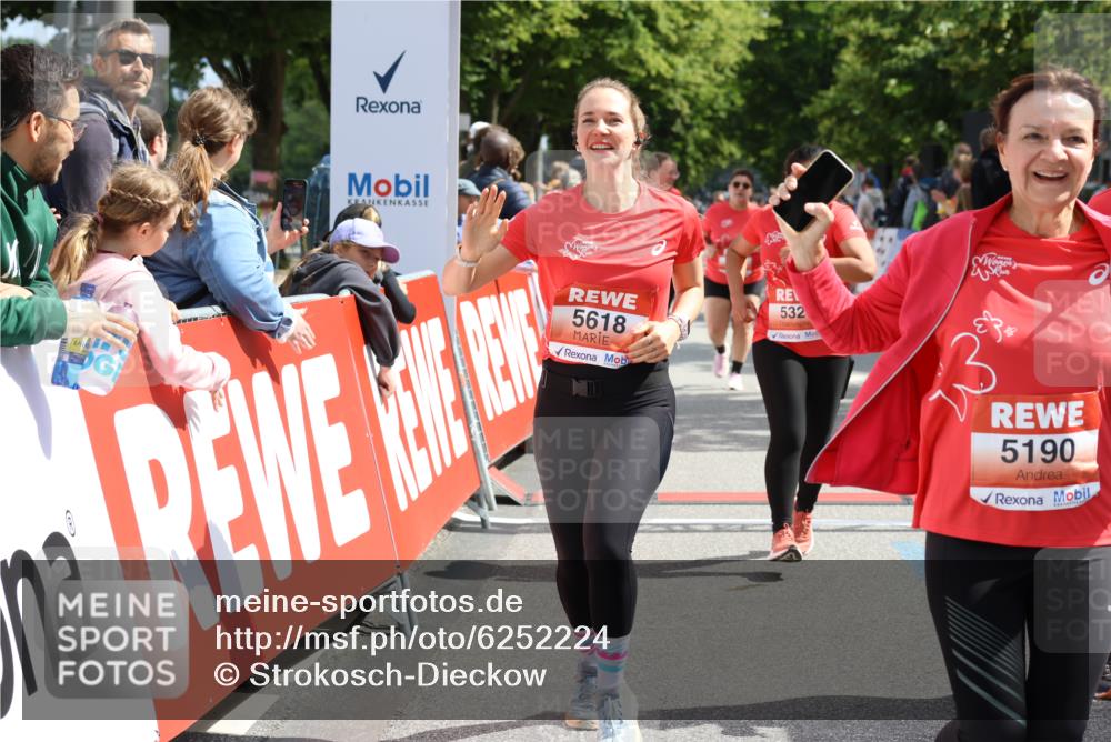 08.06.2024 - REWE Women's Run Strokosch-Dieckow http://msf.ph/oto/6252224 09.06.2024 11:07:04 Ziel 5074, 5091, 5190, 5324, 5444, 5445, 5618 meine-sportfotos.de