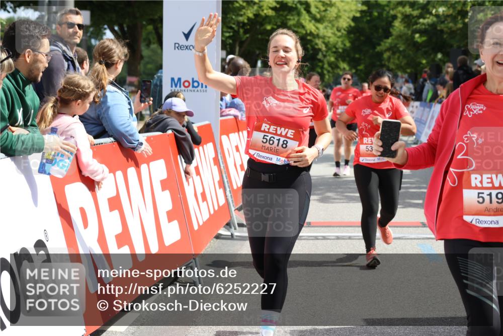 08.06.2024 - REWE Women's Run Strokosch-Dieckow http://msf.ph/oto/6252227 09.06.2024 11:07:05 Ziel 5074, 5091, 5190, 5324, 5444, 5445, 5618 meine-sportfotos.de