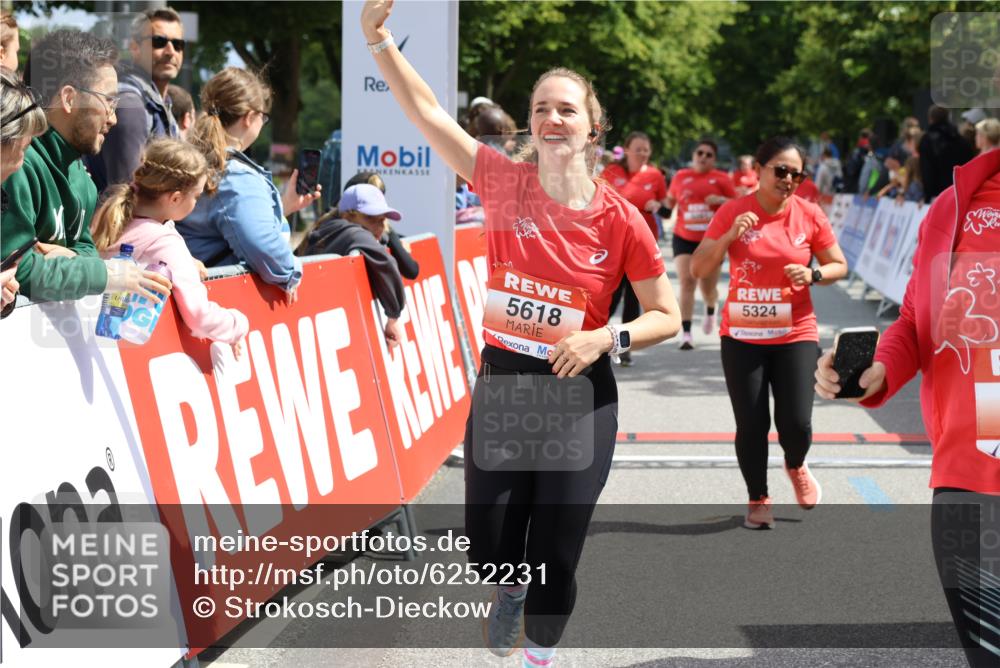 08.06.2024 - REWE Women's Run Strokosch-Dieckow http://msf.ph/oto/6252231 09.06.2024 11:07:05 Ziel 5074, 5091, 5190, 5324, 5444, 5445, 5618 meine-sportfotos.de
