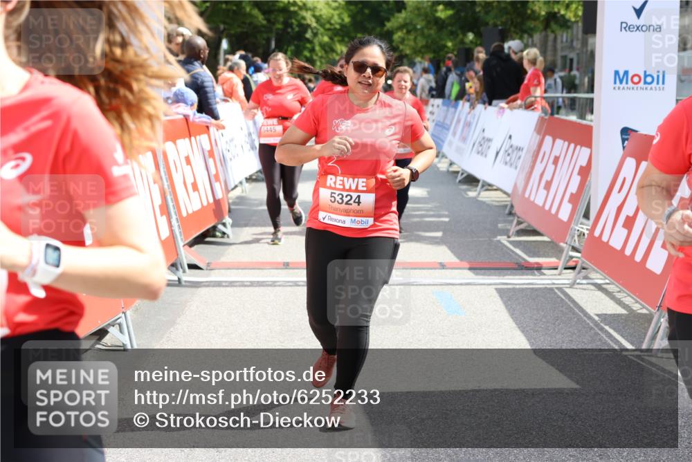 08.06.2024 - REWE Women's Run Strokosch-Dieckow http://msf.ph/oto/6252233 09.06.2024 11:07:06 Ziel 5074, 5091, 5190, 5324, 5444, 5445, 5618 meine-sportfotos.de