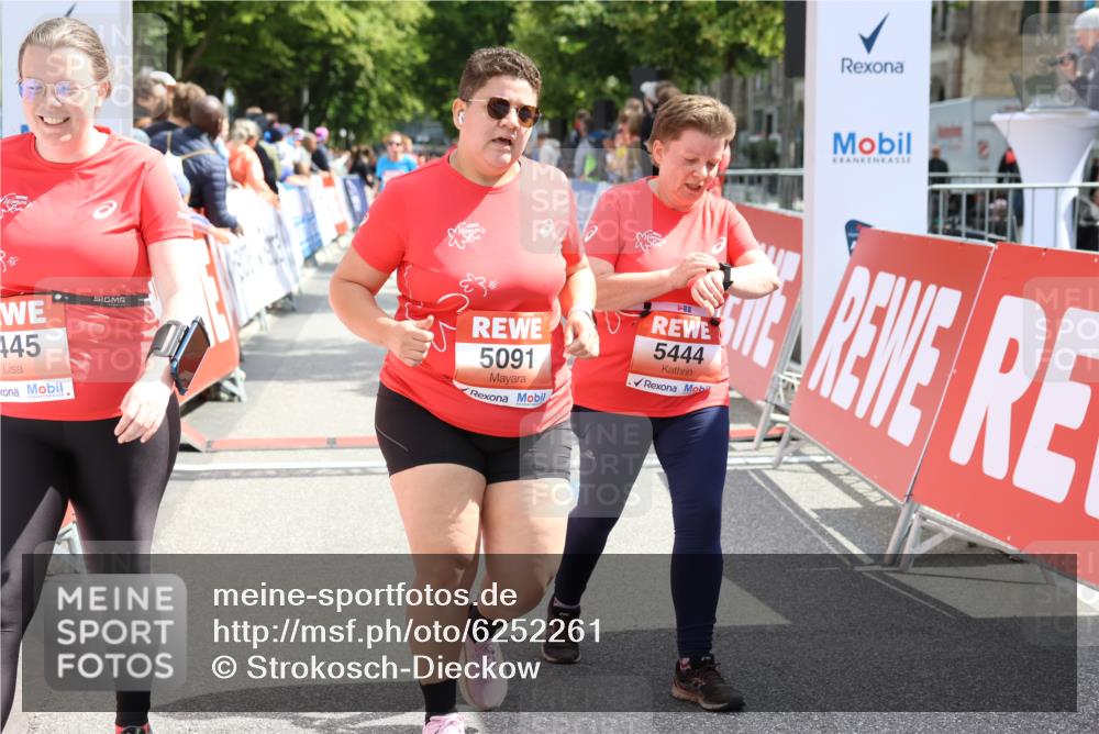08.06.2024 - REWE Women's Run Strokosch-Dieckow http://msf.ph/oto/6252261 09.06.2024 11:07:10 Ziel 5052, 5079, 5091, 5266, 5444, 5445, 5521 meine-sportfotos.de