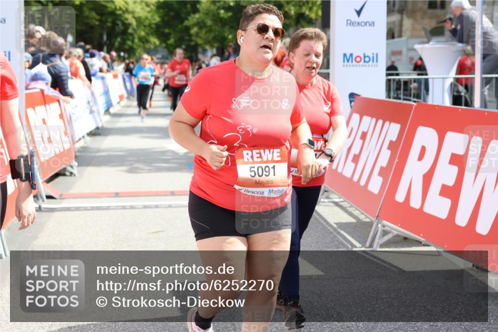 08.06.2024 - REWE Women's Run Strokosch-Dieckow http://msf.ph/oto/6252270 09.06.2024 11:07:10 Ziel 5052, 5079, 5091, 5266, 5444, 5445, 5521 meine-sportfotos.de