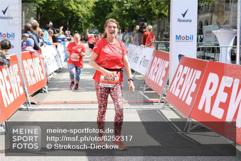 08.06.2024 - REWE Women's Run Strokosch-Dieckow http://msf.ph/oto/6252317 09.06.2024 11:07:25 Ziel 5095, 5200, 5224, 5348, 5607 meine-sportfotos.de
