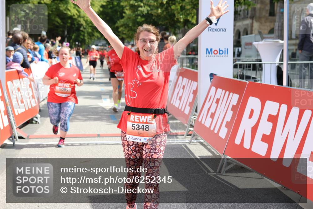 08.06.2024 - REWE Women's Run Strokosch-Dieckow http://msf.ph/oto/6252345 09.06.2024 11:07:26 Ziel 5095, 5200, 5224, 5348, 5393, 5607 meine-sportfotos.de