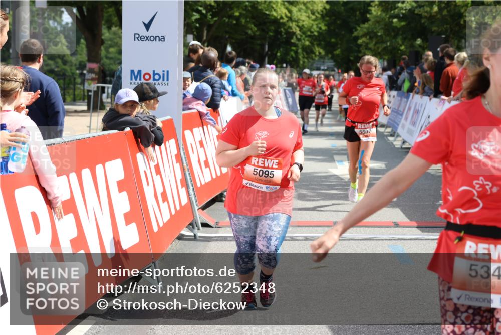 08.06.2024 - REWE Women's Run Strokosch-Dieckow http://msf.ph/oto/6252348 09.06.2024 11:07:27 Ziel 5095, 5200, 5224, 5348, 5393, 5607 meine-sportfotos.de