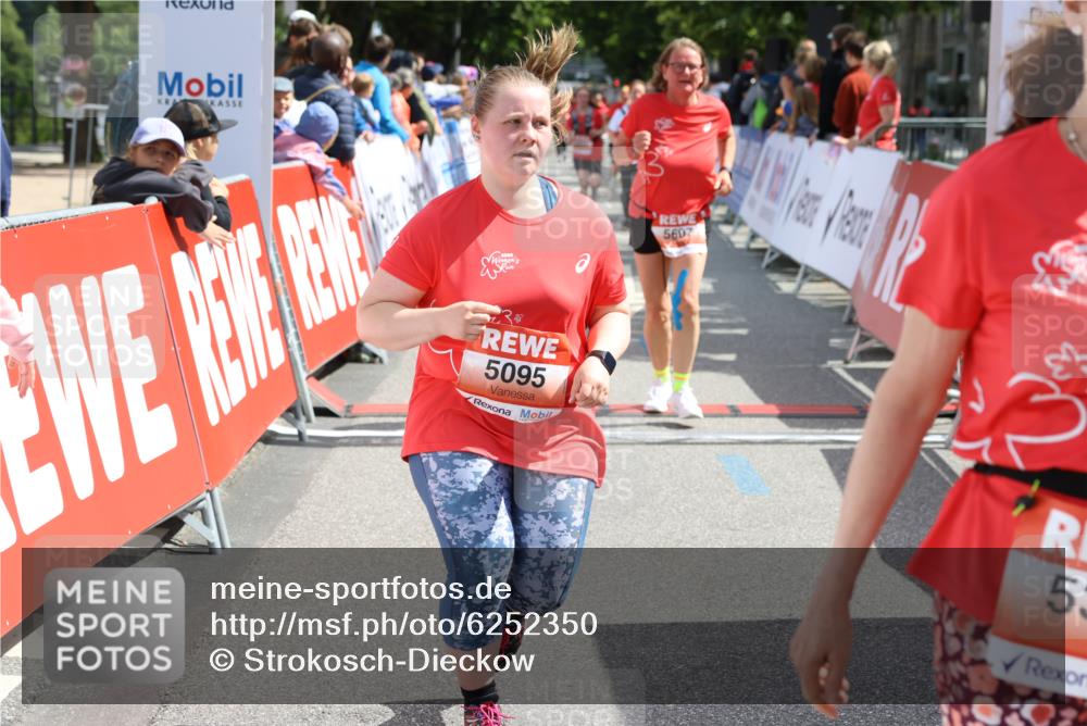 08.06.2024 - REWE Women's Run Strokosch-Dieckow http://msf.ph/oto/6252350 09.06.2024 11:07:28 Ziel 5095, 5200, 5224, 5393, 5607 meine-sportfotos.de