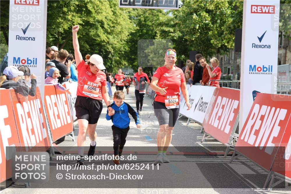 08.06.2024 - REWE Women's Run Strokosch-Dieckow http://msf.ph/oto/6252411 09.06.2024 11:07:39 Ziel 5060, 5096, 5393, 5524 meine-sportfotos.de