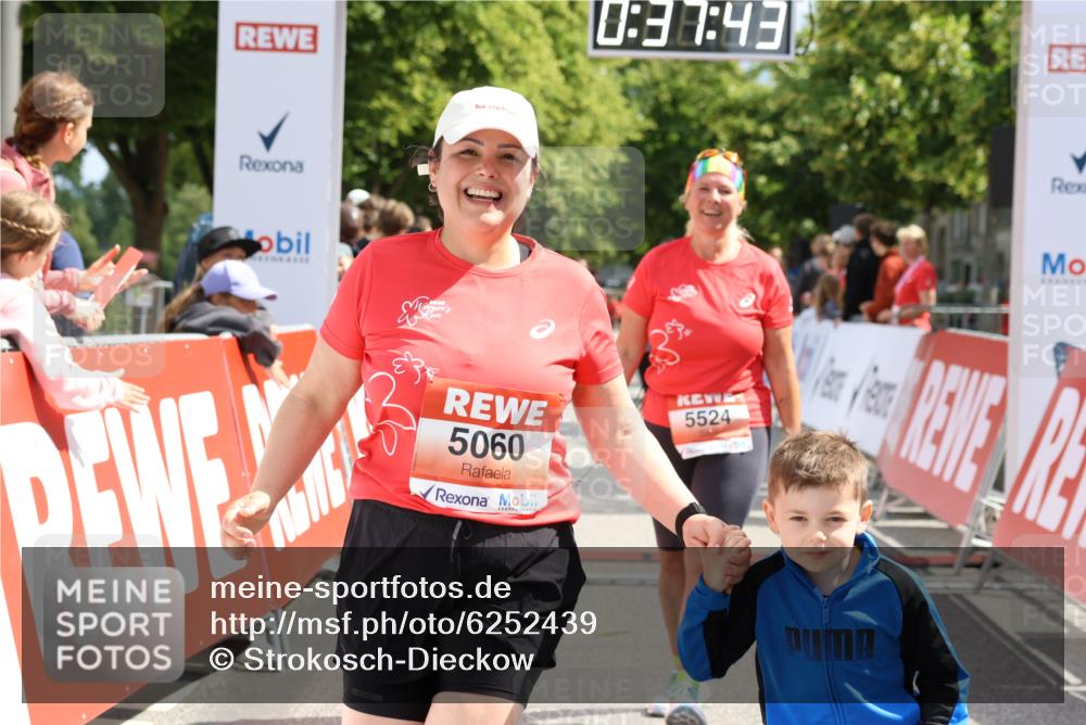 08.06.2024 - REWE Women's Run Strokosch-Dieckow http://msf.ph/oto/6252439 09.06.2024 11:07:41 Ziel 5060, 5096, 5143, 5524 meine-sportfotos.de
