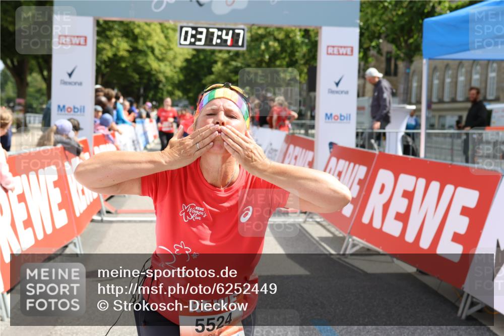 08.06.2024 - REWE Women's Run Strokosch-Dieckow http://msf.ph/oto/6252449 09.06.2024 11:07:45 Ziel 5096, 5143, 5239 meine-sportfotos.de