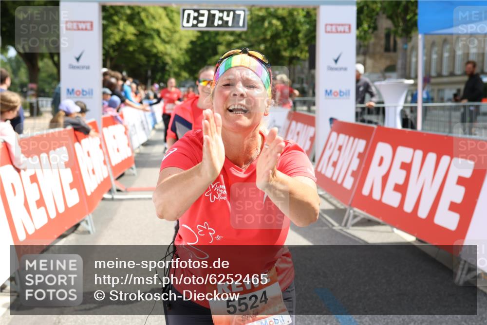 08.06.2024 - REWE Women's Run Strokosch-Dieckow http://msf.ph/oto/6252465 09.06.2024 11:07:45 Ziel 5096, 5143, 5239 meine-sportfotos.de