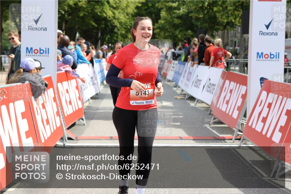 08.06.2024 - REWE Women's Run Strokosch-Dieckow http://msf.ph/oto/6252471 09.06.2024 11:07:51 Ziel 5143, 5239, 5297 meine-sportfotos.de