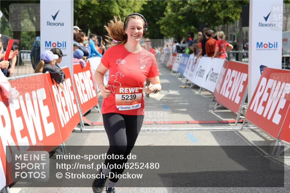 08.06.2024 - REWE Women's Run Strokosch-Dieckow http://msf.ph/oto/6252480 09.06.2024 11:07:53 Ziel 5143, 5239, 5297 meine-sportfotos.de