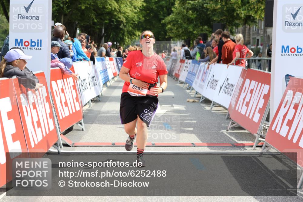 08.06.2024 - REWE Women's Run Strokosch-Dieckow http://msf.ph/oto/6252488 09.06.2024 11:07:55 Ziel 5037, 5239, 5297 meine-sportfotos.de