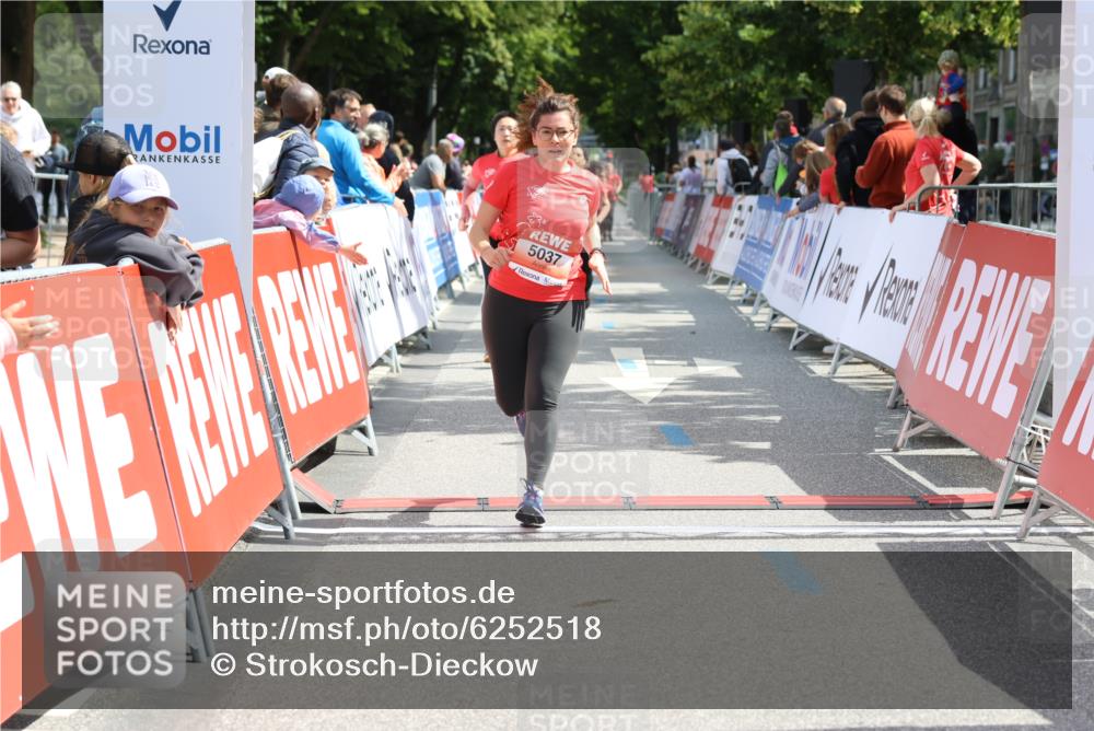 08.06.2024 - REWE Women's Run Strokosch-Dieckow http://msf.ph/oto/6252518 09.06.2024 11:08:02 Ziel 5037, 5308, 5441, 5602 meine-sportfotos.de