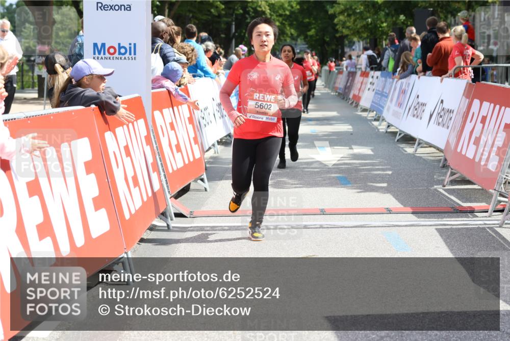 08.06.2024 - REWE Women's Run Strokosch-Dieckow http://msf.ph/oto/6252524 09.06.2024 11:08:04 Ziel 5037, 5113, 5308, 5441, 5602 meine-sportfotos.de