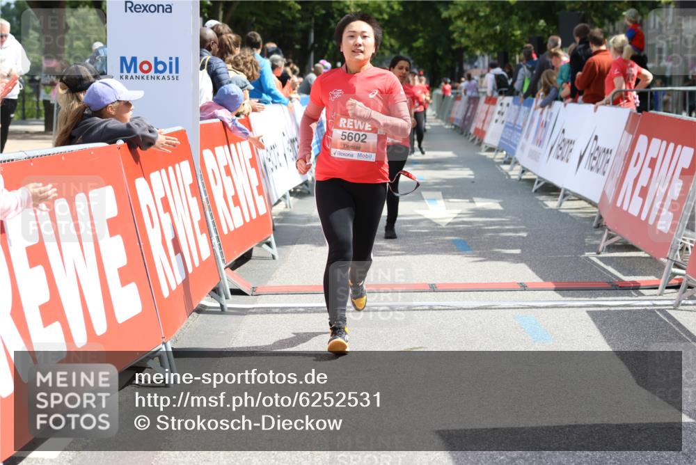 08.06.2024 - REWE Women's Run Strokosch-Dieckow http://msf.ph/oto/6252531 09.06.2024 11:08:05 Ziel 5037, 5113, 5308, 5441, 5442, 5602 meine-sportfotos.de