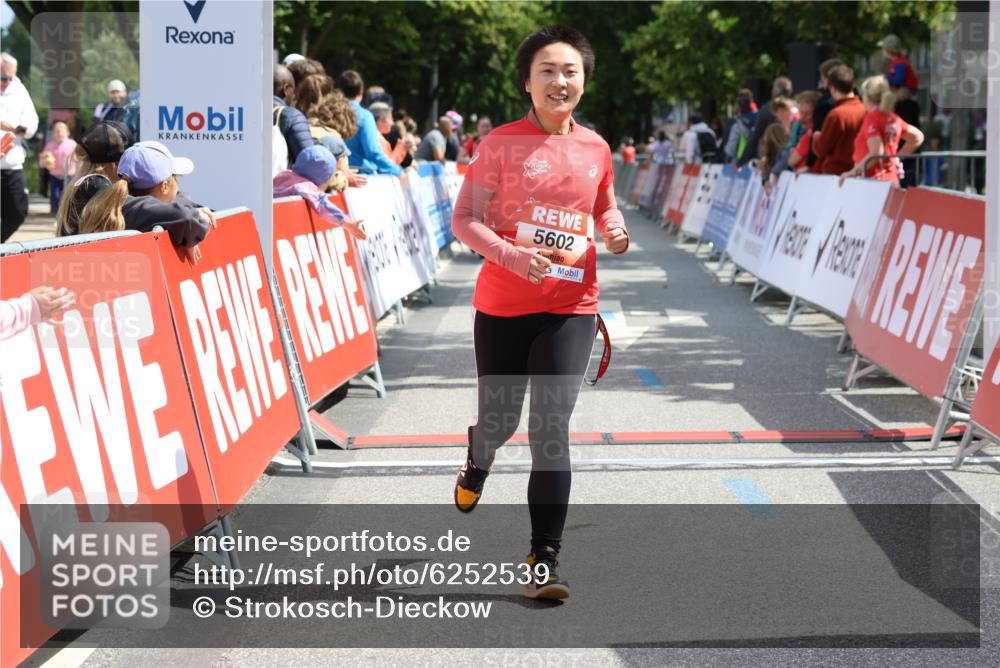 08.06.2024 - REWE Women's Run Strokosch-Dieckow http://msf.ph/oto/6252539 09.06.2024 11:08:05 Ziel 5037, 5113, 5308, 5441, 5442, 5602 meine-sportfotos.de