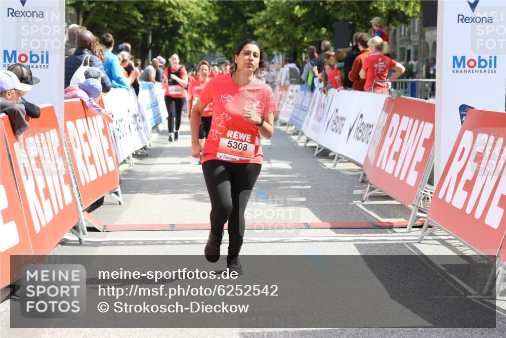 08.06.2024 - REWE Women's Run Strokosch-Dieckow http://msf.ph/oto/6252542 09.06.2024 11:08:07 Ziel 5037, 5113, 5308, 5441, 5442, 5602 meine-sportfotos.de