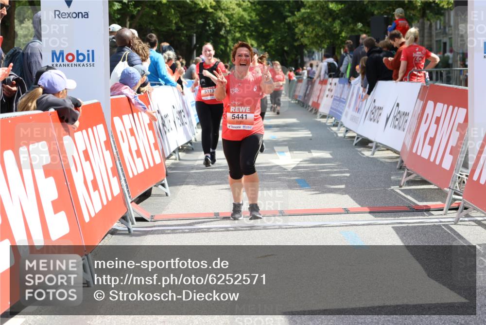 08.06.2024 - REWE Women's Run Strokosch-Dieckow http://msf.ph/oto/6252571 09.06.2024 11:08:10 Ziel 5089, 5113, 5122, 5308, 5392, 5441, 5442 meine-sportfotos.de