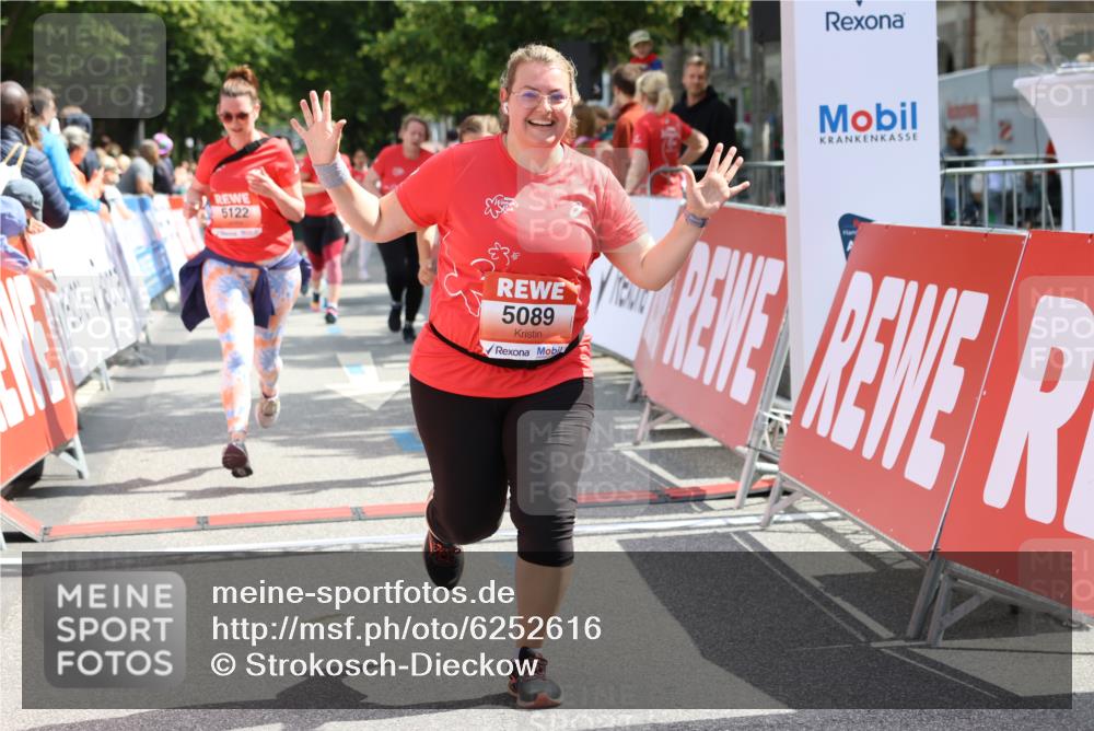 08.06.2024 - REWE Women's Run Strokosch-Dieckow http://msf.ph/oto/6252616 09.06.2024 11:08:17 Ziel 5089, 5113, 5122, 5259, 5307, 5315, 5392, 5442, 5464, 5541 meine-sportfotos.de