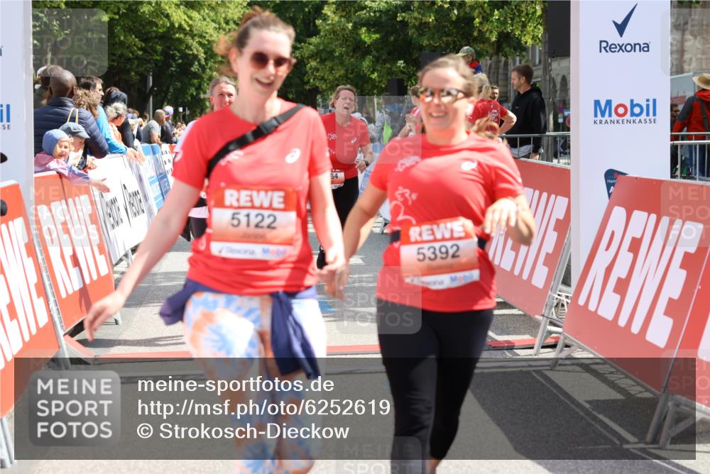 08.06.2024 - REWE Women's Run Strokosch-Dieckow http://msf.ph/oto/6252619 09.06.2024 11:08:19 Ziel 5042, 5089, 5122, 5259, 5307, 5315, 5392, 5464, 5541 meine-sportfotos.de