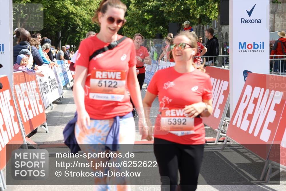 08.06.2024 - REWE Women's Run Strokosch-Dieckow http://msf.ph/oto/6252622 09.06.2024 11:08:19 Ziel 5042, 5089, 5122, 5259, 5307, 5315, 5392, 5464, 5541 meine-sportfotos.de