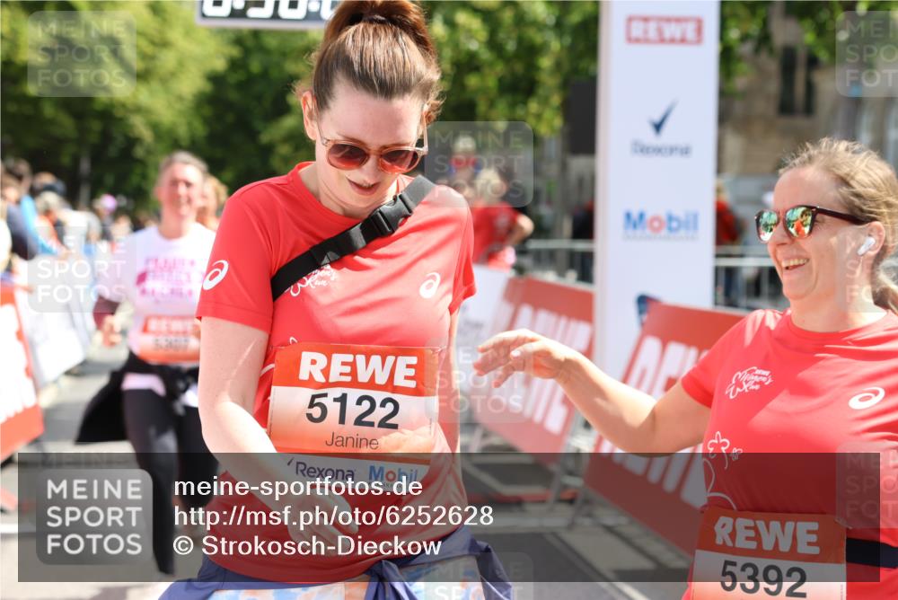 08.06.2024 - REWE Women's Run Strokosch-Dieckow http://msf.ph/oto/6252628 09.06.2024 11:08:21 Ziel 5042, 5089, 5122, 5139, 5193, 5259, 5307, 5315, 5392, 5464, 5541 meine-sportfotos.de