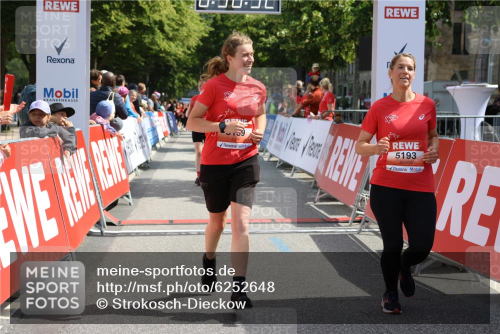 08.06.2024 - REWE Women's Run Strokosch-Dieckow http://msf.ph/oto/6252648 09.06.2024 11:08:30 Ziel 5042, 5139, 5193, 5423, 5541 meine-sportfotos.de