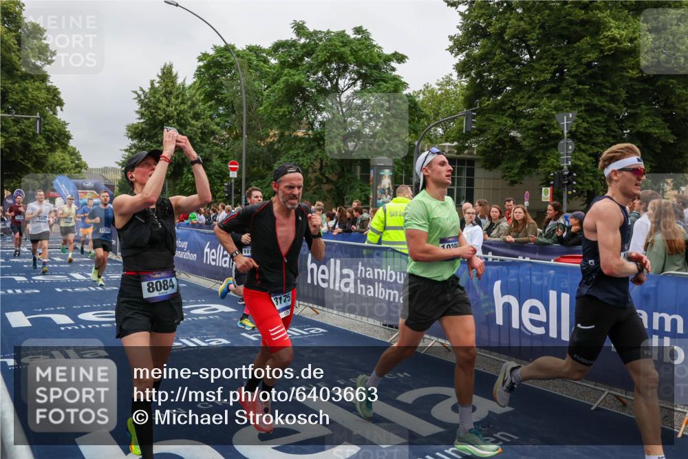 30.06.2024 - hella hamburg halbmarathon Michael Strokosch http://msf.ph/oto/6403663 30.06.2024 10:41:52 Ziel 1144, 1226, 3348, 3456, 4086, 7129, 8018, 8084, 8739, 10114, 10395, 11250, 11368, 13175 meine-sportfotos.de