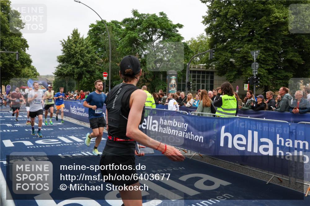 30.06.2024 - hella hamburg halbmarathon Michael Strokosch http://msf.ph/oto/6403677 30.06.2024 10:41:54 Ziel 1226, 3348, 3456, 4086, 6834, 7129, 8084, 8739, 10114, 10395, 11250, 11368, 12079, 12086, 13175 meine-sportfotos.de