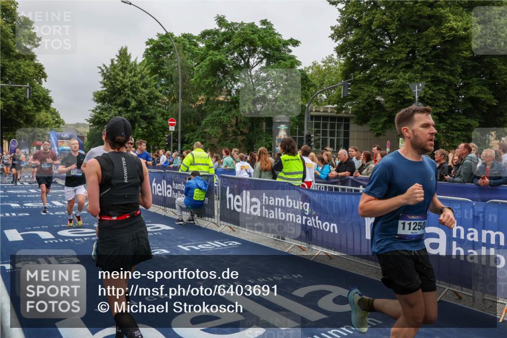 30.06.2024 - hella hamburg halbmarathon Michael Strokosch http://msf.ph/oto/6403691 30.06.2024 10:41:55 Ziel 1226, 3348, 3456, 4086, 6834, 7129, 8739, 10114, 11250, 11368, 12079, 12086 meine-sportfotos.de