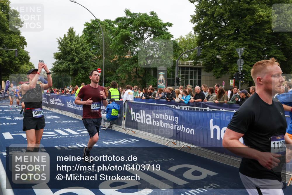 30.06.2024 - hella hamburg halbmarathon Michael Strokosch http://msf.ph/oto/6403719 30.06.2024 10:41:57 Ziel 1226, 3348, 3456, 6834, 7129, 8739, 11368, 12079, 12086 meine-sportfotos.de