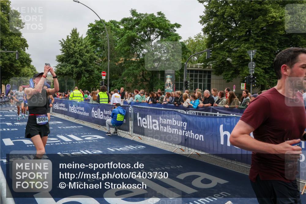 30.06.2024 - hella hamburg halbmarathon Michael Strokosch http://msf.ph/oto/6403730 30.06.2024 10:41:58 Ziel 1226, 3348, 3456, 6834, 7129, 8739, 11368, 11756, 12079, 12086 meine-sportfotos.de