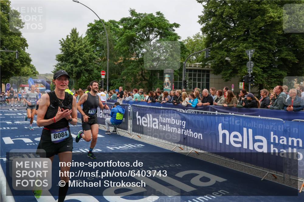 30.06.2024 - hella hamburg halbmarathon Michael Strokosch http://msf.ph/oto/6403743 30.06.2024 10:41:59 Ziel 2229, 3348, 6834, 7129, 7376, 11141, 11756, 12079, 12086 meine-sportfotos.de