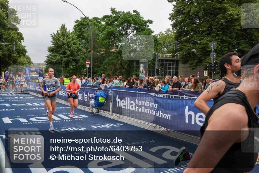 30.06.2024 - hella hamburg halbmarathon Michael Strokosch http://msf.ph/oto/6403753 30.06.2024 10:42:00 Ziel 2229, 3261, 4111, 6834, 7129, 7376, 8329, 10595, 11141, 11756, 12079, 12086 meine-sportfotos.de