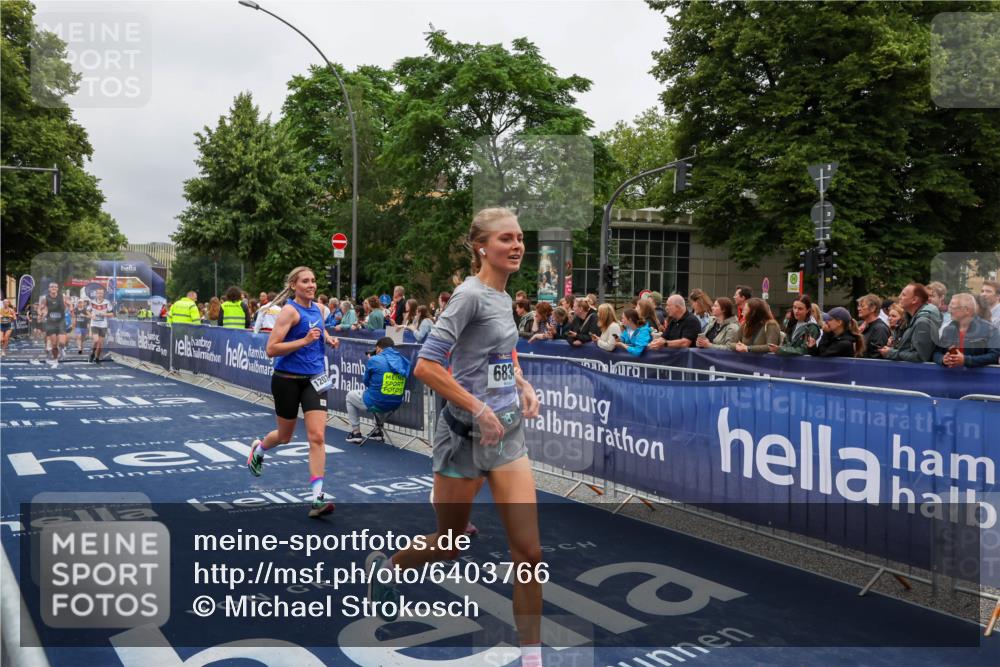 30.06.2024 - hella hamburg halbmarathon Michael Strokosch http://msf.ph/oto/6403766 30.06.2024 10:42:01 Ziel 2229, 3261, 4111, 6834, 7129, 7376, 8329, 10176, 10595, 11141, 11756, 12079, 12086 meine-sportfotos.de