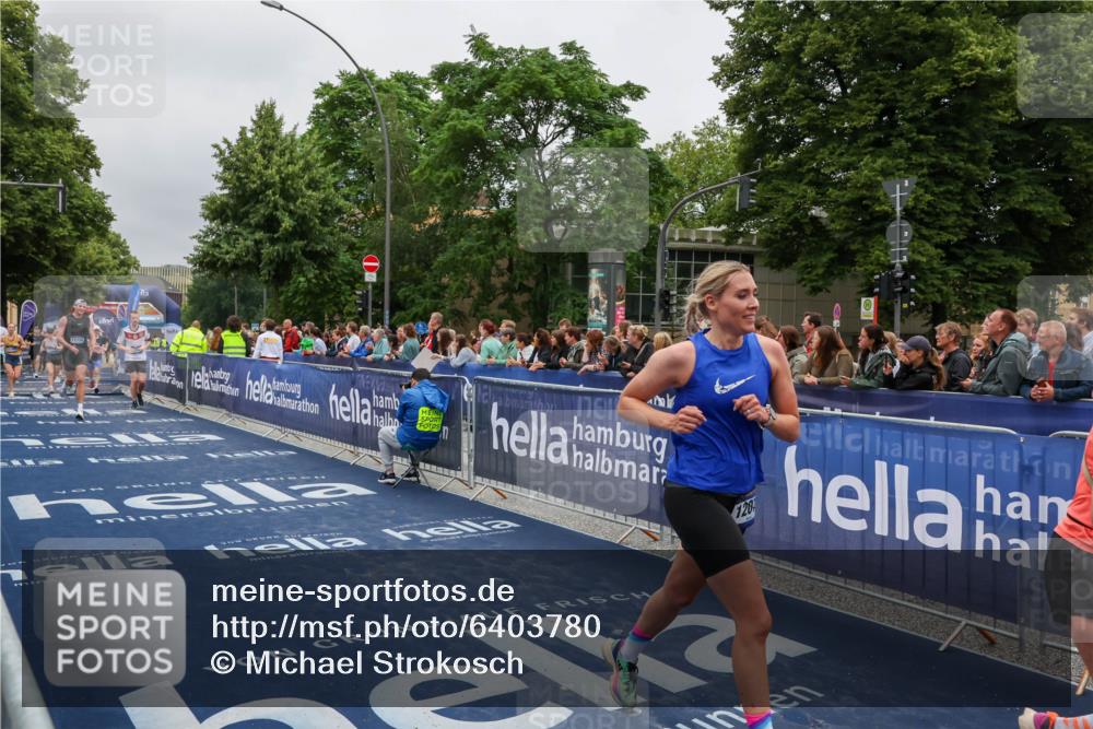 30.06.2024 - hella hamburg halbmarathon Michael Strokosch http://msf.ph/oto/6403780 30.06.2024 10:42:02 Ziel 2229, 3261, 4111, 6834, 7376, 8329, 9538, 10176, 10595, 11141, 11756, 12079, 12086 meine-sportfotos.de