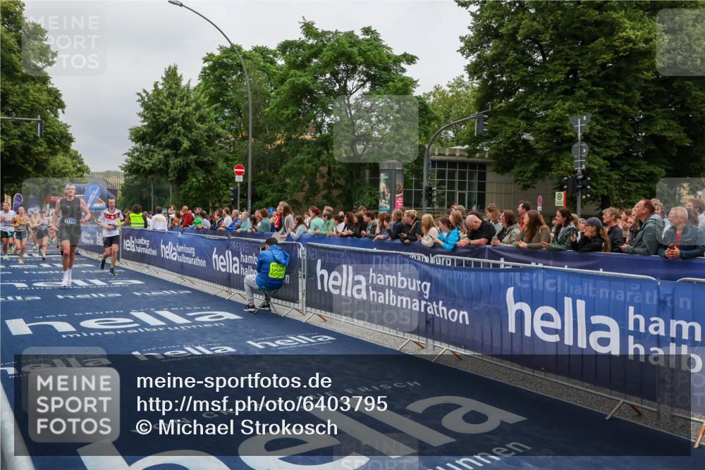 30.06.2024 - hella hamburg halbmarathon Michael Strokosch http://msf.ph/oto/6403795 30.06.2024 10:42:03 Ziel 1010, 1655, 2229, 3261, 4111, 7376, 8329, 9380, 9538, 10176, 10595, 11141, 11756, 12079, 12086 meine-sportfotos.de