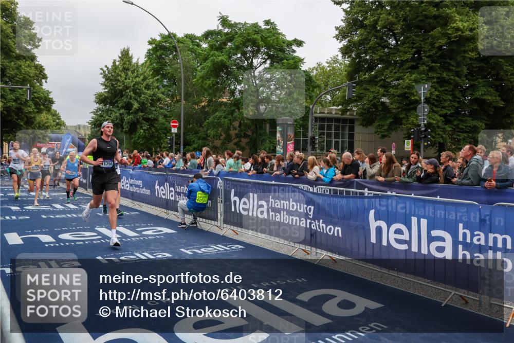 30.06.2024 - hella hamburg halbmarathon Michael Strokosch http://msf.ph/oto/6403812 30.06.2024 10:42:04 Ziel 1010, 1655, 2229, 3261, 4111, 7376, 8329, 9380, 9538, 10176, 10595, 11141, 11756 meine-sportfotos.de